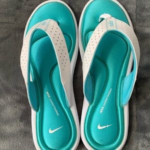 *NEW*Nike memory foam flip flops